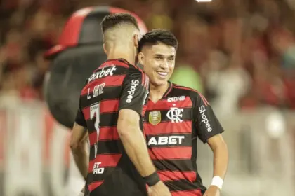 Flamengo vence o Galo e é o novo líder do Campeonato Brasileiro Flamengo vence o Galo e é o novo líder do Campeonato Brasileiro
