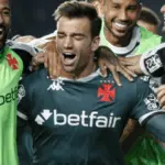 Goleiro do Vasco expulso por cera tem hematoma e contusão por trauma, aponta exame Goleiro do Vasco expulso por cera tem hematoma e contusão por trauma, aponta exame