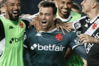 Goleiro do Vasco expulso por cera tem hematoma e contusão por trauma, aponta exame Goleiro do Vasco expulso por cera tem hematoma e contusão por trauma, aponta exame