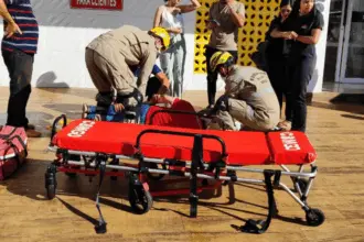 Homem sofre queda de mais de 3 metros de altura e é socorrido pelos bombeiros de Goianésia