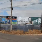 Incêndio atinge vegetação e danifica outdoors no Residencial Granville, em Goianésia