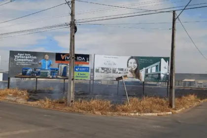 Incêndio atinge vegetação e danifica outdoors no Residencial Granville, em Goianésia