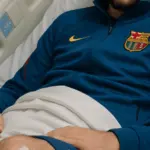 Jogador revelado pelo Barcelona é hospitalizado após ser mordido por cachorro na região genital