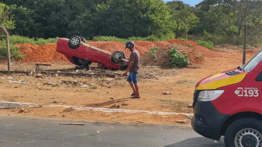 Mãe e bebê escapam ilesos de capotamento na região oeste de Goianésia Mãe e bebê escapam ilesos de capotamento na região oeste de Goianésia