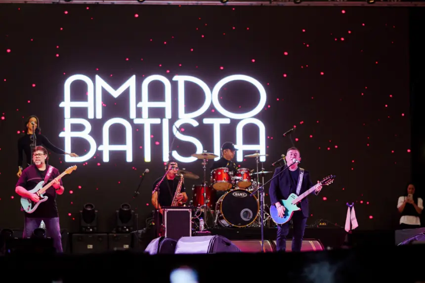 Mais de 15 mil pessoas participam da abertura da Pecuária Para Todos com show de Amado Batista Mais de 15 mil pessoas participam da abertura da Pecuária Para Todos com show de Amado Batista