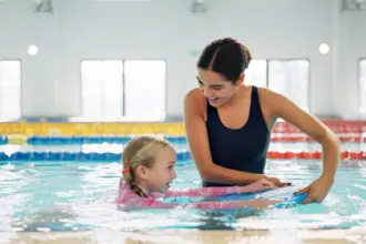 Veja como a natação ajuda na saúde respiratória de crianças