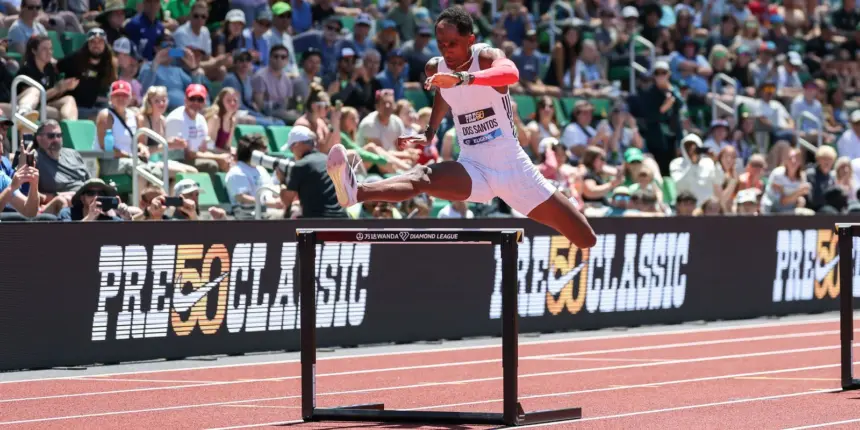Alison dos Santos supera campeão olímpico em palco de título mundial