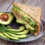 5 sanduíches saudáveis e práticos com abacate