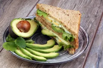 5 sanduíches saudáveis e práticos com abacate
