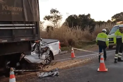 Sequência de colisões mata duas pessoas e deixa uma gravemente ferida na BR-050