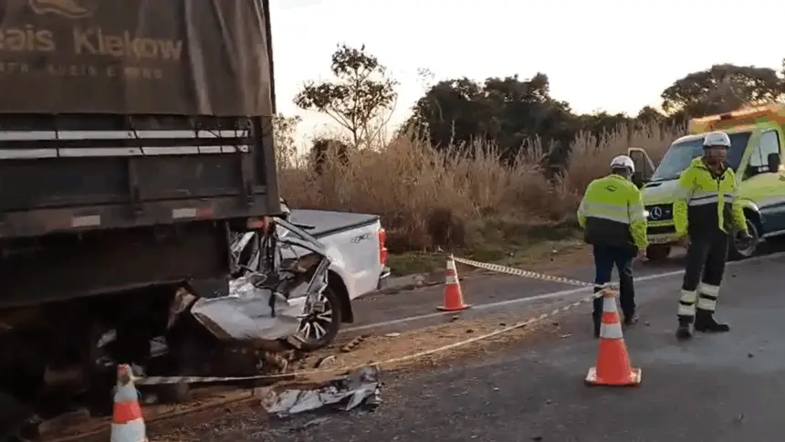 Sequência de colisões mata duas pessoas e deixa uma gravemente ferida na BR-050