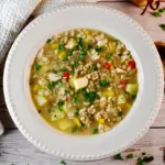7 receitas de sopas leves para manter a dieta nos dias frios
