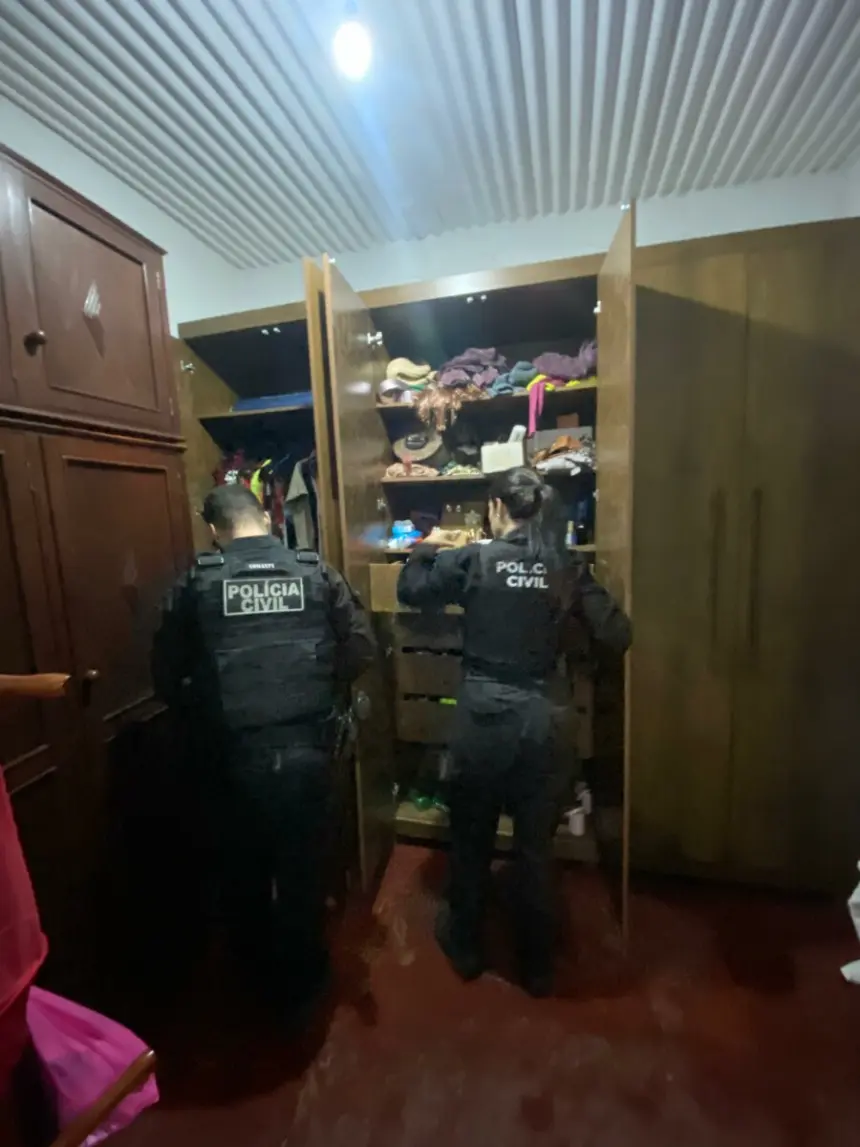 Polícia Civil cumpre busca e apreensão, na residência de ex-subsecretário municipal, suspeito de peculato e extravio de documentos Polícia Civil cumpre busca e apreensão, na residência de ex-subsecretário municipal, suspeito de peculato e extravio de documentos