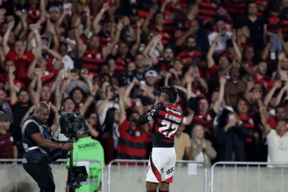 Flamengo bate Inter e fica a um empate em Porto Alegre para alcançar as quartas da Libertadores Flamengo bate Inter e fica a um empate em Porto Alegre para alcançar as quartas da Libertadores