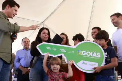 Daniel Vilela entrega casas a custo zero, restauração de rodovia e quadra poliesportiva em Anicuns – Vice-Governadoria