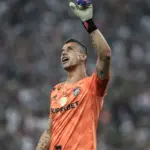 Fábio vira jogador com mais partidas disputadas no futebol mundial