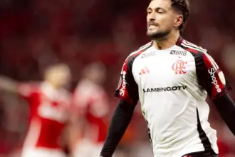 Flamengo vence Inter e avança às quartas da Libertadores após atraso por papéis no Beira-Rio Flamengo vence Inter e avança às quartas da Libertadores após atraso por papéis no Beira-Rio