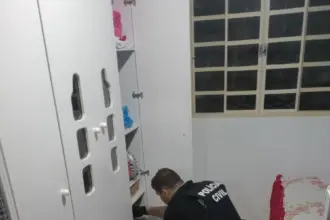 PCGO cumpre mandado de busca contra padrasto por importunação sexual e por armazenar imagens íntimas de enteada
