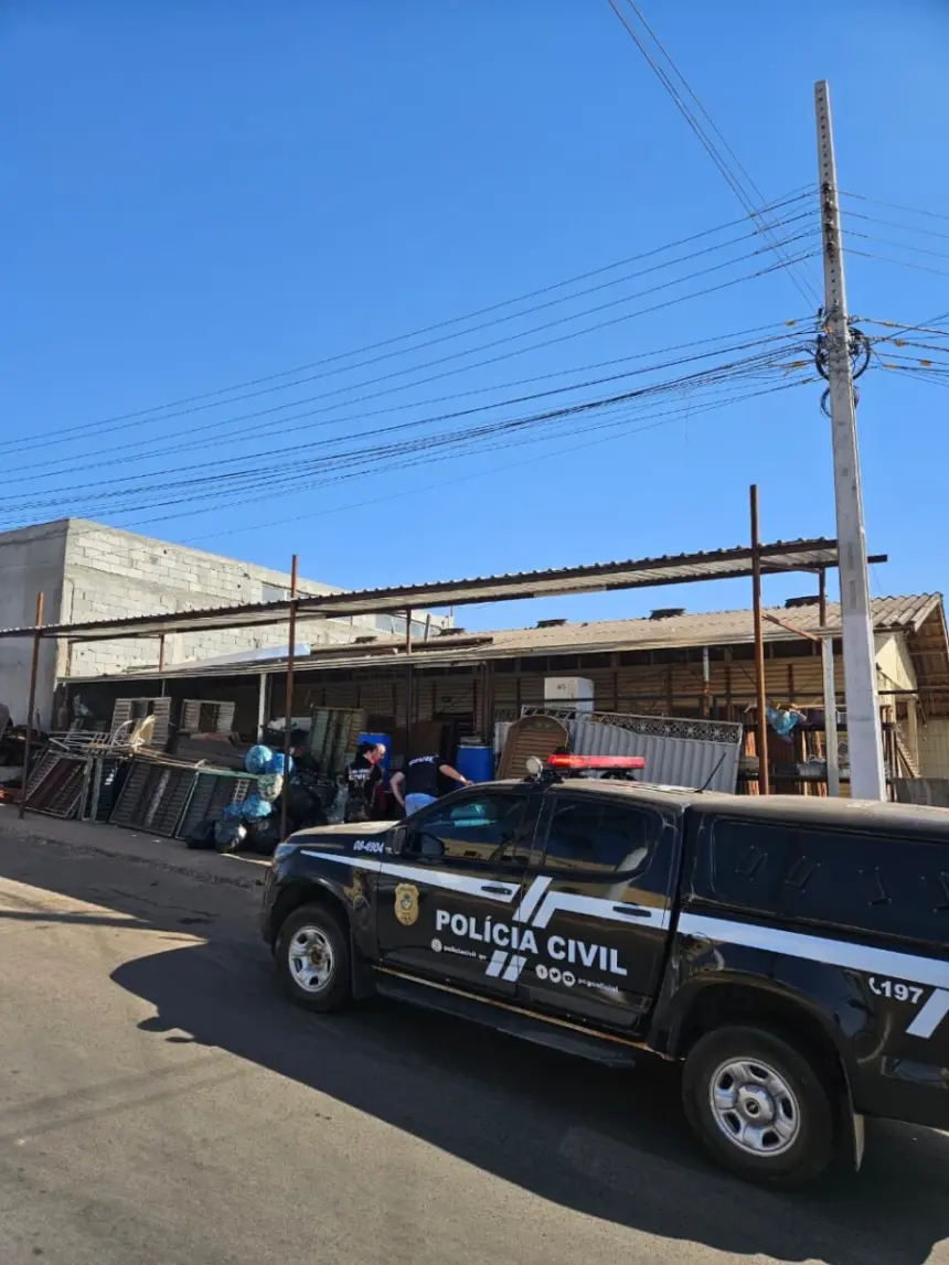 PCGO cumpre mandado de busca em ponto de reciclagem usado para receptação de cabos telefônicos furtados, em Caldas Novas