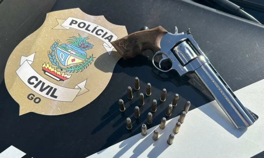 Polícia Civil apreende revólver de investigado por ameaçar a mãe e o irmão em meio a disputa por herança, em Serranópolis