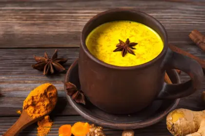 3 receitas de chá de cúrcuma e os benefícios para a saúde