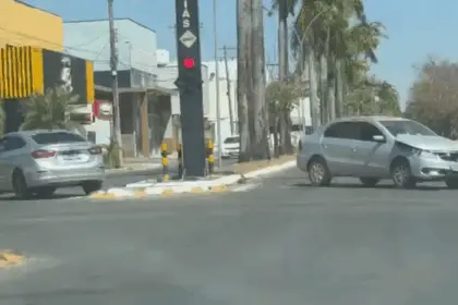 Colisão entre carros causa transtornos no cruzamento da Avenida Goiás em Goianésia