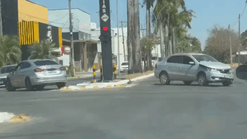 Colisão entre carros causa transtornos no cruzamento da Avenida Goiás em Goianésia Colisão entre carros causa transtornos no cruzamento da Avenida Goiás em Goianésia