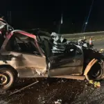 Colisão traseira entre carro e caminhão deixa um morto na BR-153