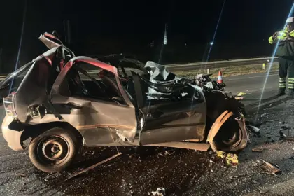 Colisão traseira entre carro e caminhão deixa um morto na BR-153 Colisão traseira entre carro e caminhão deixa um morto na BR-153
