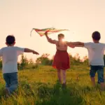 Veja os riscos e como evitar a adultização das crianças