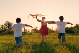 Veja os riscos e como evitar a adultização das crianças