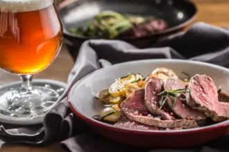 8 receitas que levam cerveja para celebrar o dia da bebida