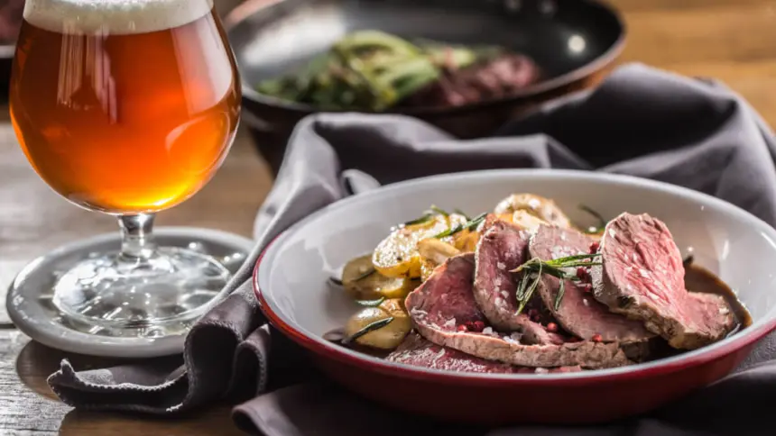 8 receitas que levam cerveja para celebrar o dia da bebida