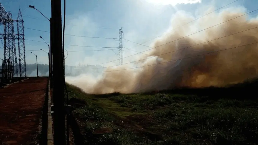Fumaça e fuligem das queimadas: risco à rede elétrica antes mesmo do fogo Fumaça e fuligem das queimadas: risco à rede elétrica antes mesmo do fogo