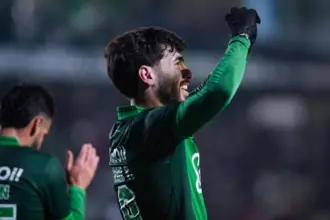 Corinthians faz bagunça em campo, perde para o Juventude e vive jejum no Brasileirão