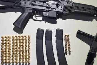 Homem é preso por ameaça e porte ilegal de armas após caso de violência doméstica em Barro Alto