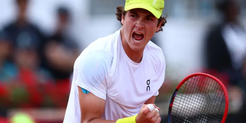 João Fonseca estreia com vitória de virada sobre chinês em Cincinnati João Fonseca estreia com vitória de virada sobre chinês em Cincinnati