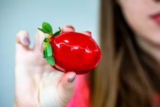 Veja como o excesso de morango do amor pode afetar a pele