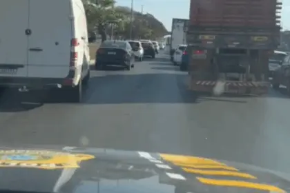 Paciente em risco de vida é escoltada para transplante em meio a congestionamento na BR-060 Paciente em risco de vida é escoltada para transplante em meio a congestionamento na BR-060