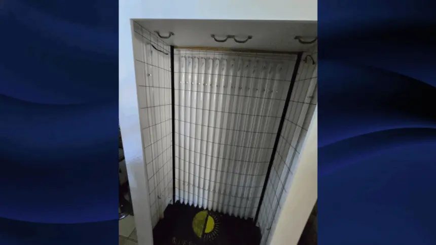 Polícia Civil interdida máquina de bronzeamento proibida em clínica de Jaraguá Polícia Civil interdida máquina de bronzeamento proibida em clínica de Jaraguá