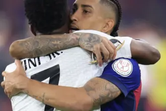 Raphinha e Vinicius Júnior são indicados ao prêmio Bola de Ouro