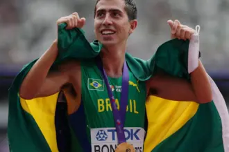 Caio Bonfim é campeão mundial dos 20 km da marcha atlética em Tóquio