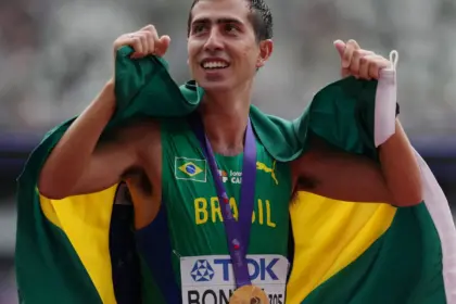 Caio Bonfim é campeão mundial dos 20 km da marcha atlética em Tóquio