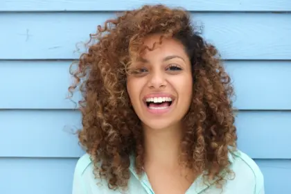 5 cuidados essenciais com cabelos cacheados e crespos