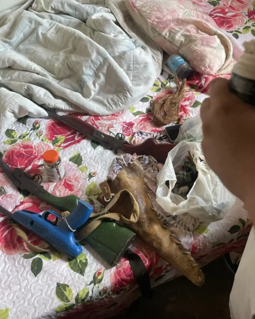 PCGO prende homem em flagrante por agressões, ameaças e posse ilegal de armas em Araguapaz – Policia Civil do Estado de Goiás