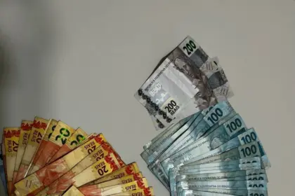 PCGO prende funcionária por furtar o caixa de posto de combustíveis e recupera dinheiro, em Palmeiras de Goiás