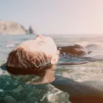 Veja os benefícios do banho de mar para a saúde mental