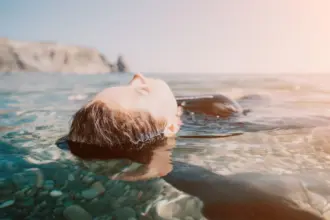 Veja os benefícios do banho de mar para a saúde mental