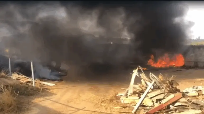 Urgente: Bombeiros combatem incêndio de grandes proporções no leste de Goianésia Urgente: Bombeiros combatem incêndio de grandes proporções no leste de Goianésia