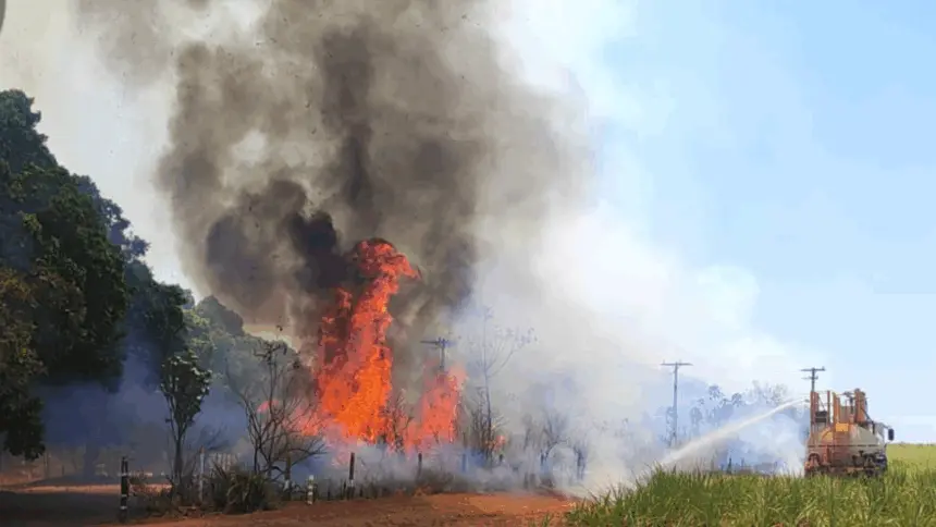 Bombeiros de Goianésia combatem incêndio em canavial na GO-080 e outros 3 grandes incêndios Bombeiros de Goianésia combatem incêndio em canavial na GO-080 e outros 3 grandes incêndios